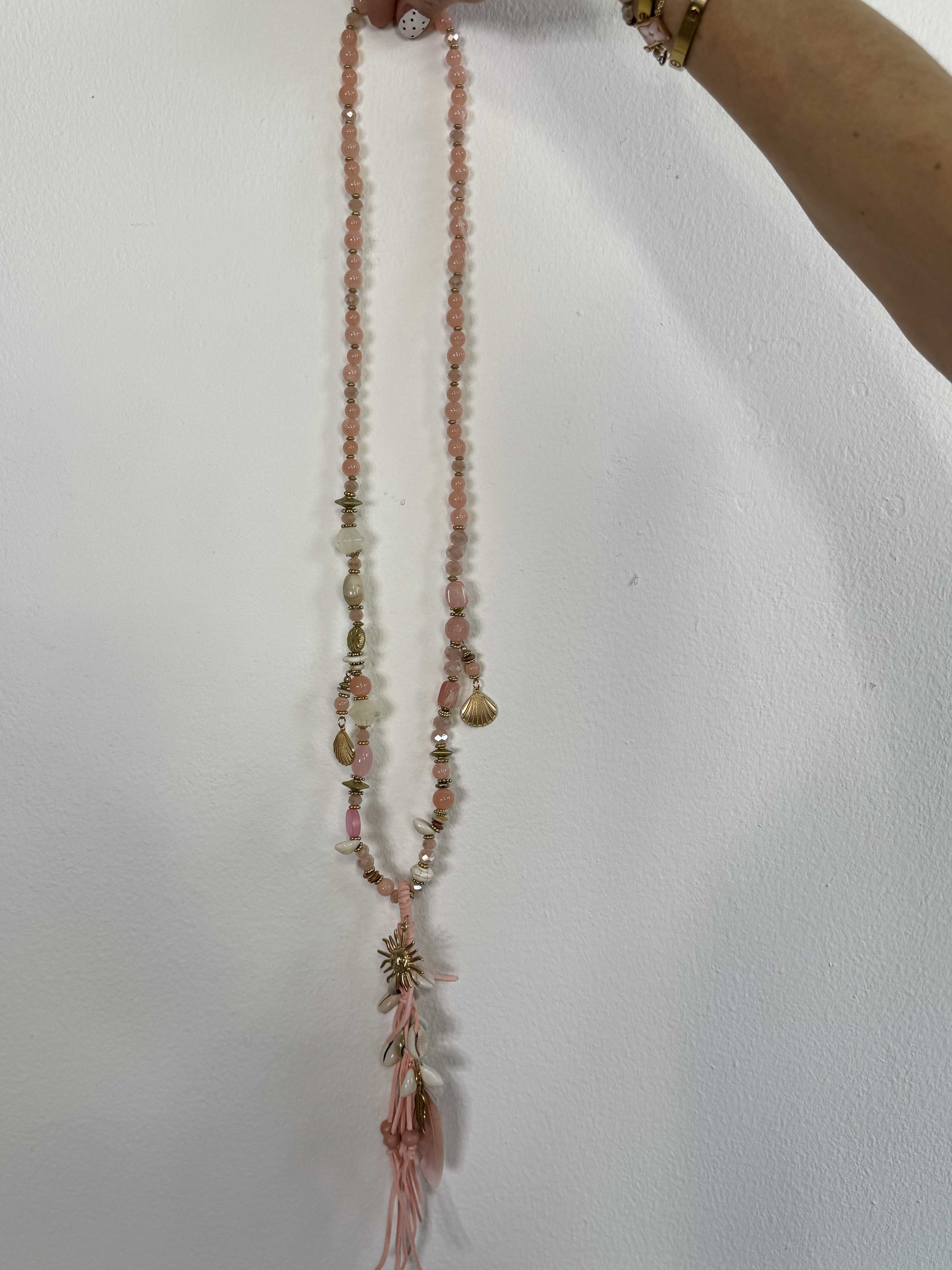 Solsikke - Lang perlehalskæde med fjer, gulddetaljer og muslingevedhæng